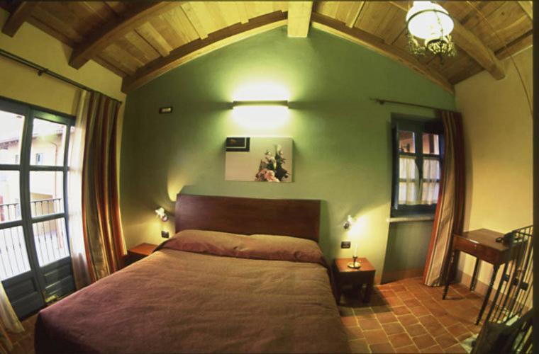 Albergo Ristorante Garibaldi Cisterna dʼAsti Стая снимка